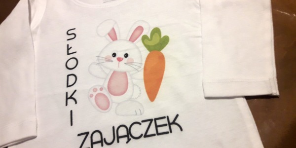 Zając na koszulce wielkanocnej, czyli dlaczego zając jest symbolem Wielkanocy