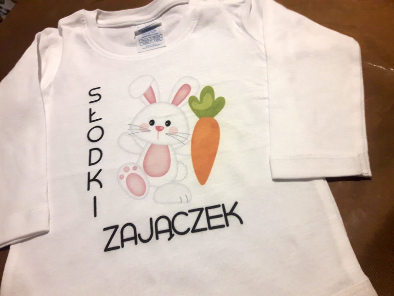 Zając na koszulce wielkanocnej, czyli dlaczego zając jest symbolem Wielkanocy