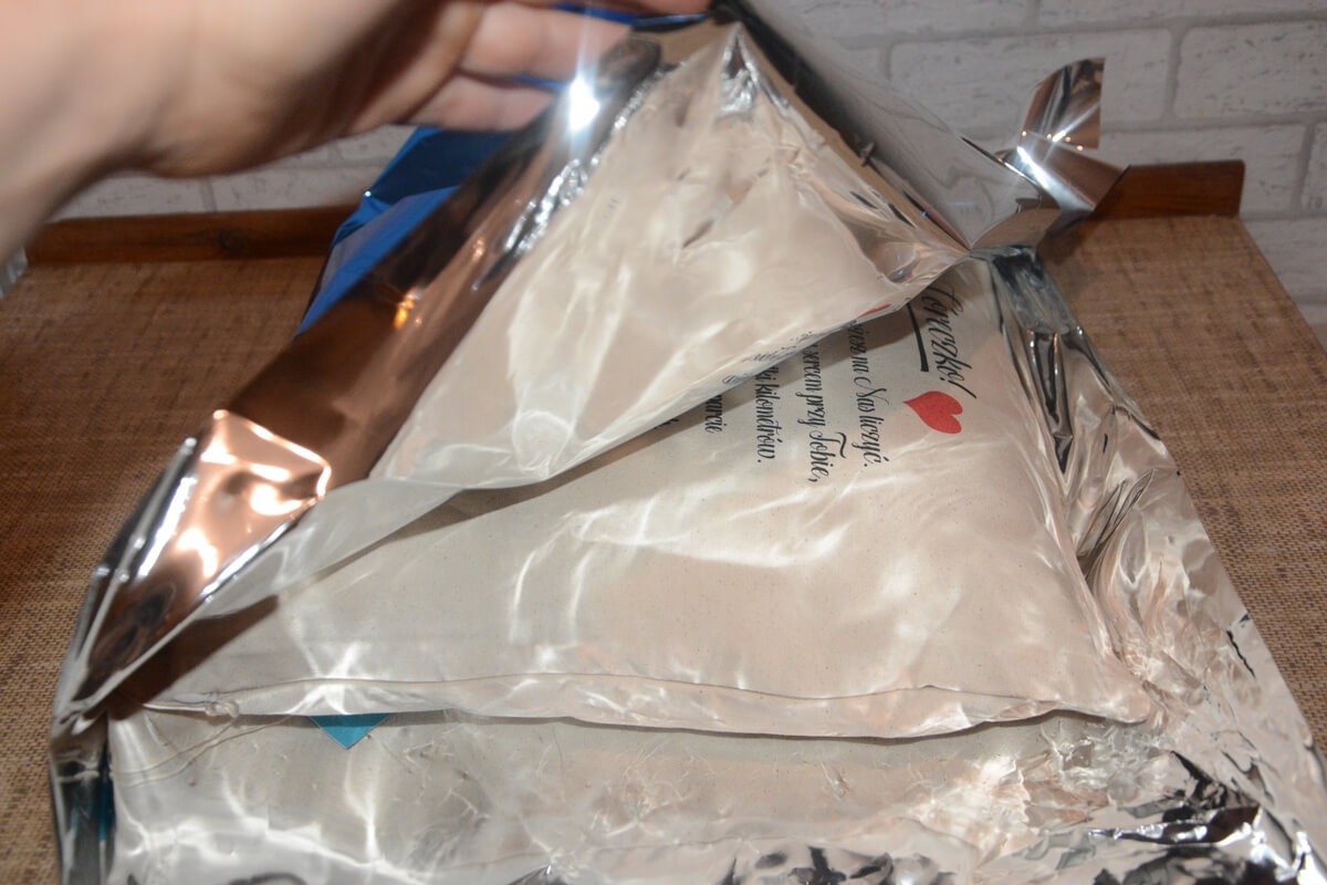 Jak zapakować poduszkę na prezent?